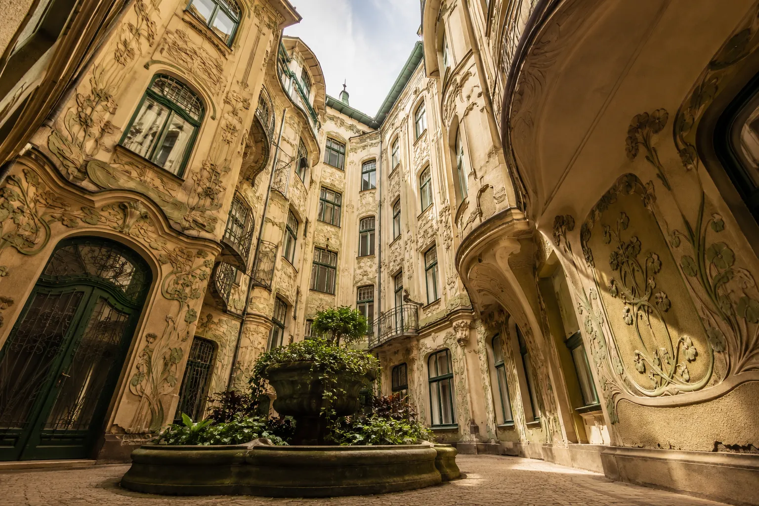 Versteckte Architektur: Die schönsten unbekannten Jugendstil-Höfe in Wien 2 Key Takeaways